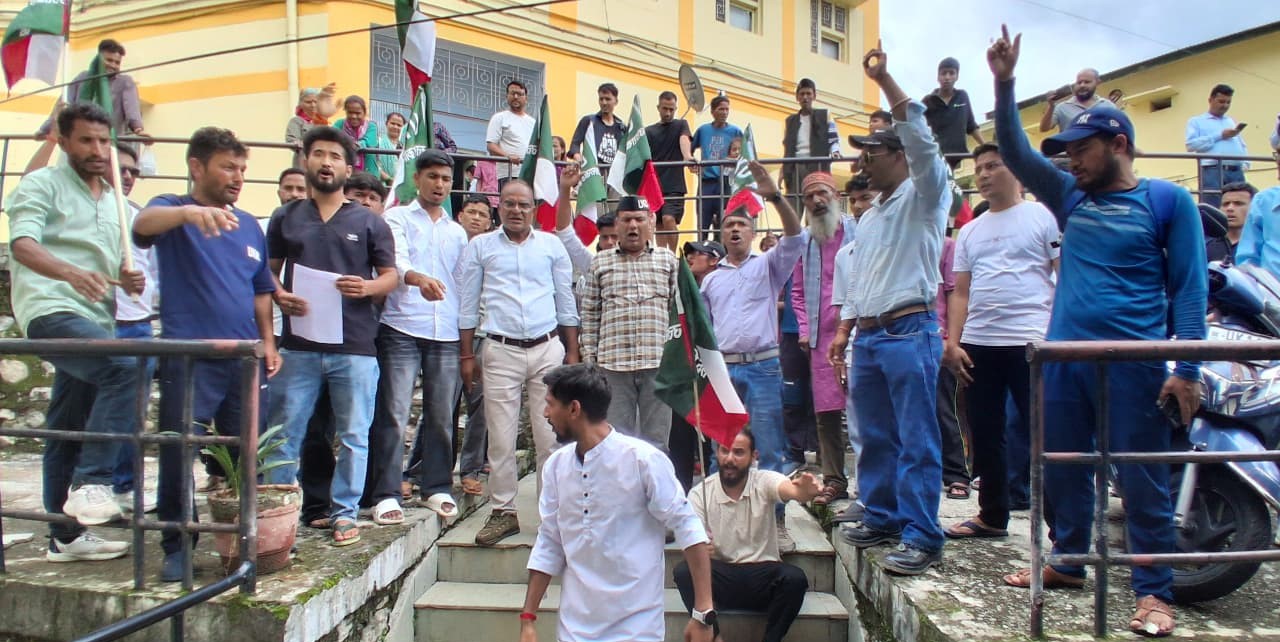 बदहाल स्वास्थ्य व्यवस्था के खिलाफ उक्रांद ने किया प्रदर्शन