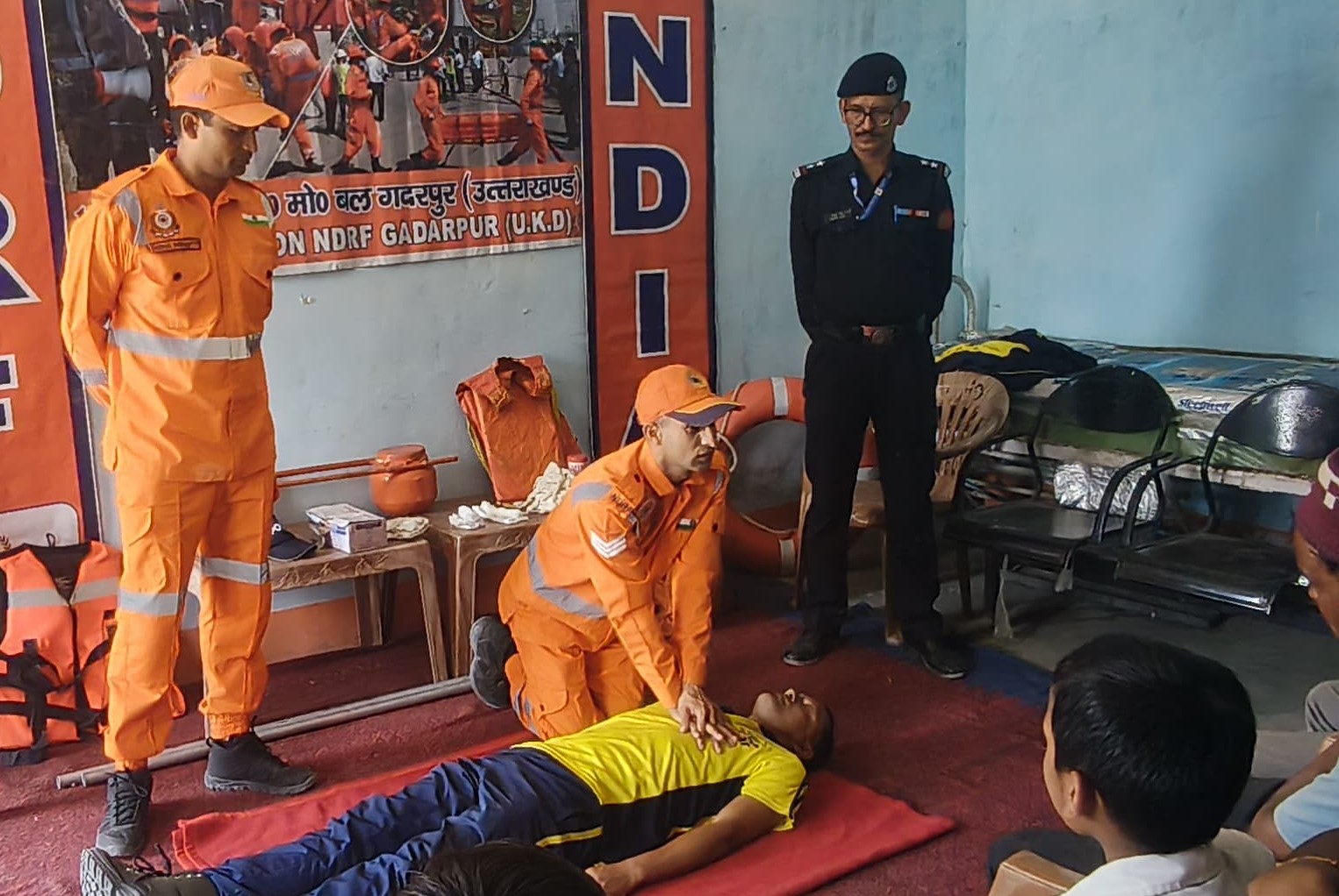 ग्रामीणों को एनडीआरएफ ने दिए आपदा से बचाव के टिप्स