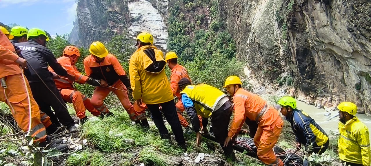 हेलंग में खाई गिरा ट्रक, चालक की मौत