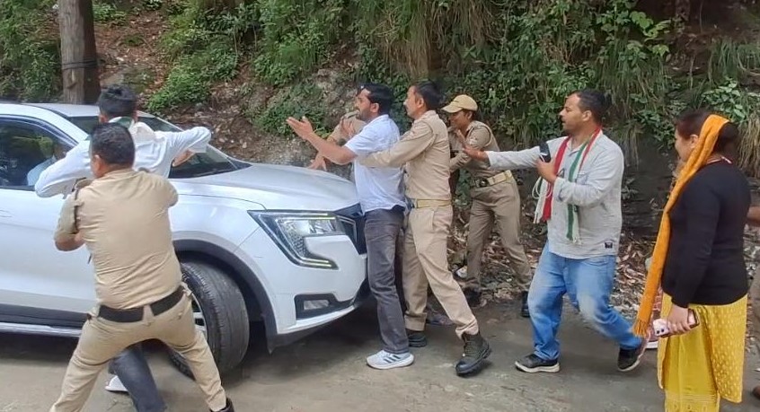 भैरवधार में महेंद्र भट्ट का उक्रांद ने किया घेराव