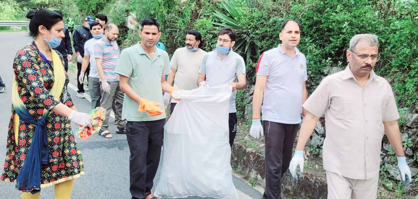 योग दिवस पर चला स्वच्छता अभियान