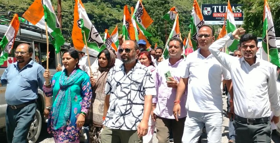 कांग्रेसियों ने फूंका सरकार और एसएसपी का पुतला