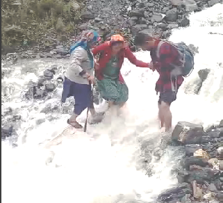 दूरस्थ ईराणी गांव की गर्भवती गाड़ गदेरों को पार कर पहुंची अस्पताल