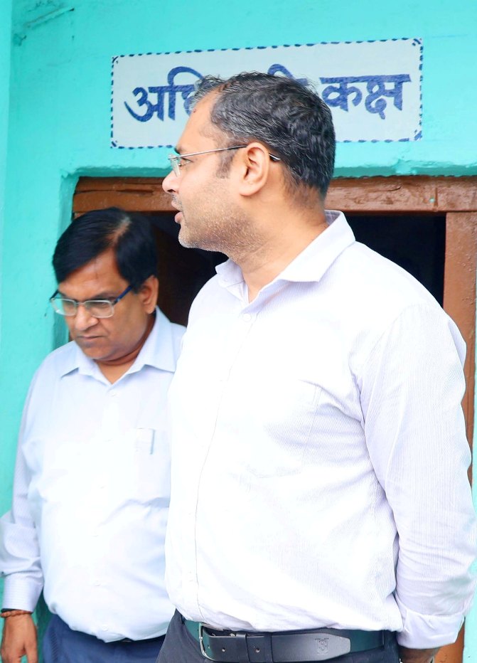 श्रमिक कार्ड बनाने में अधिक शुल्क लेने पर भड़के डीएम
