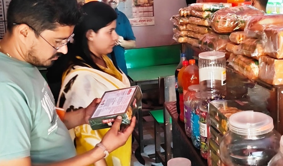 खाद्य सामग्री की दुकानों पर छापेमारी, पांच सैंपल भी लिए