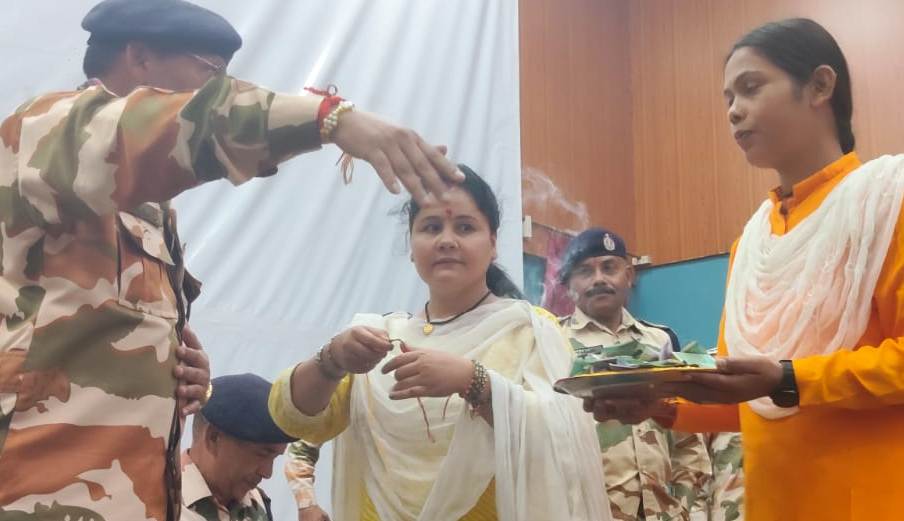 एकल विद्यालय की बहिनों ने हिमवीरों को बांधा रक्षा सूत्र