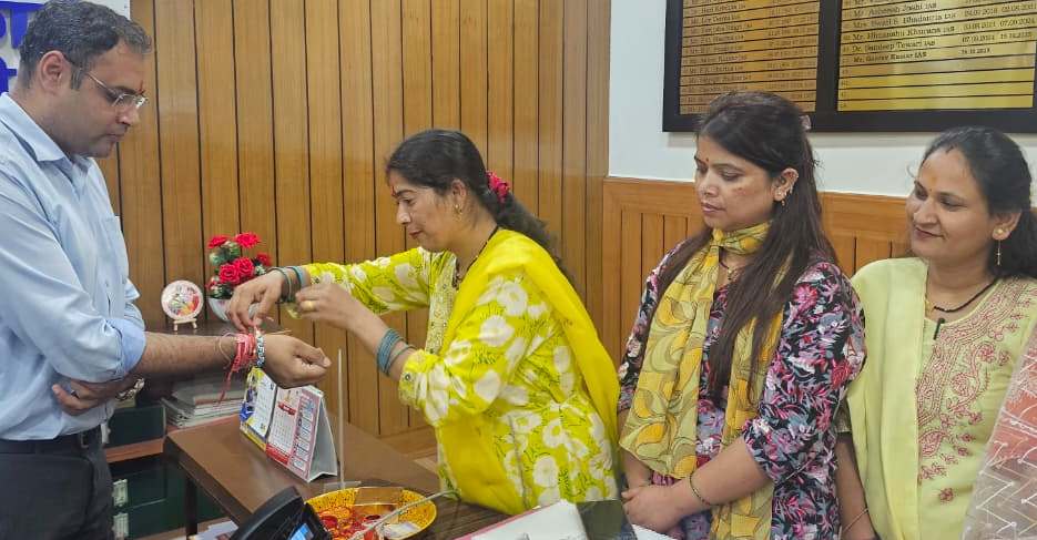 सेविका समिति व ब्रह्माकुमारीज की महिलाओं ने अधिकारियों को बांधी राखी