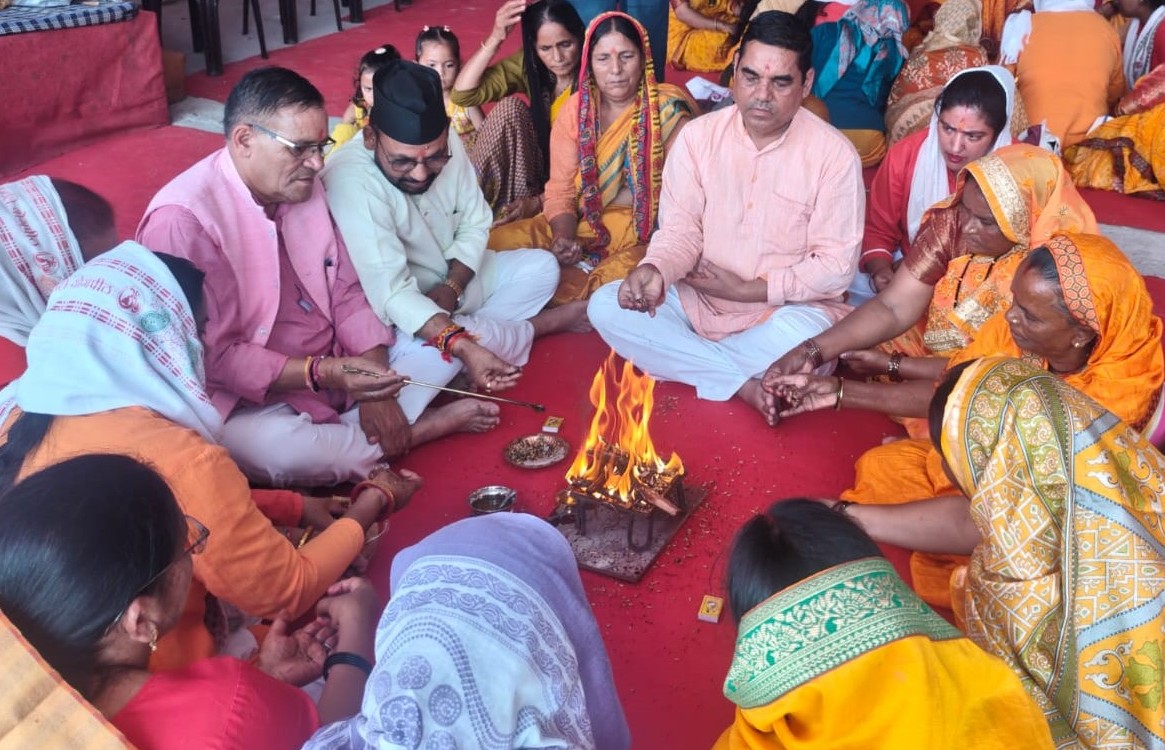 हवन-यज्ञ और योग साधना के साथ शिविर संपन्न