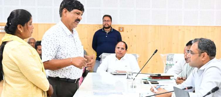 डीएम  ने जनता मिलन कार्यक्रम में सुनीं फरियाद