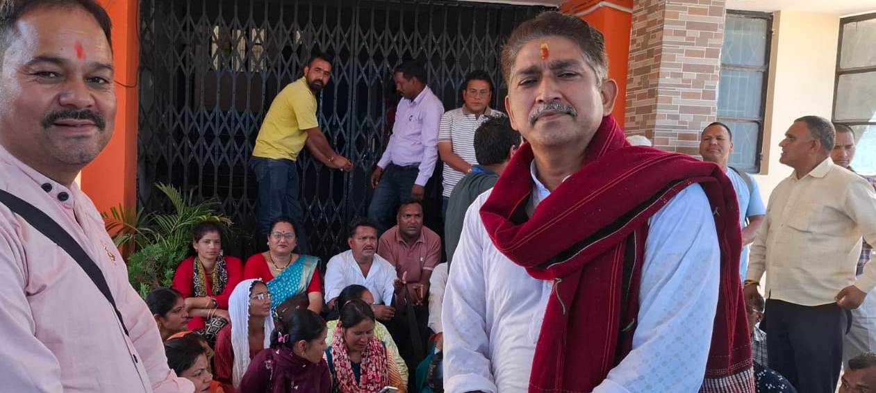 प्रधानों ने मांगों का निदान न होने पर सीडीओ दफ्तर पर जड़ा ताला