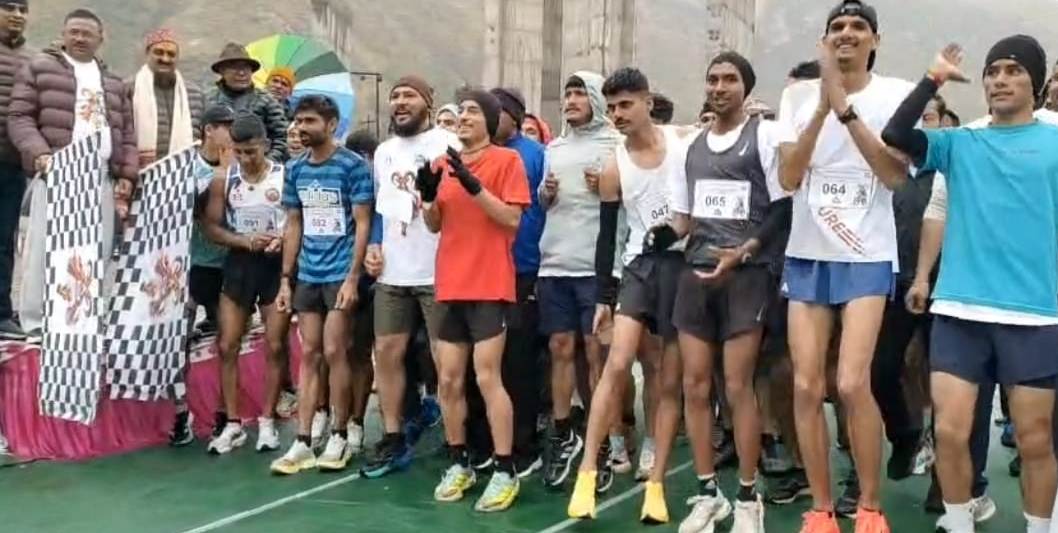 बदरीनाथ परिक्रमा रन में बारिश के बीच दौड़े 54 धावक,