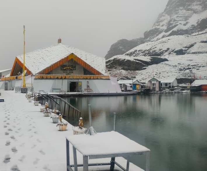 हिमालयी पहाड़ियां बर्फबारी से लबालब, घाटी क्षेत्रों में झमाझम बारिश