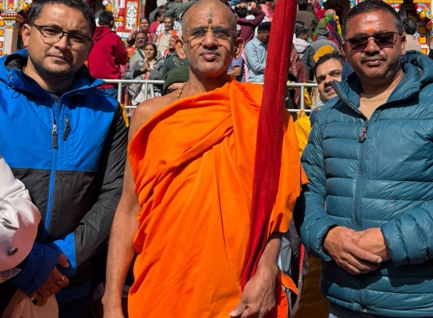 पेजावर मठ के पीठाधीश्वर ने किए बदरी विशाल के दर्शन