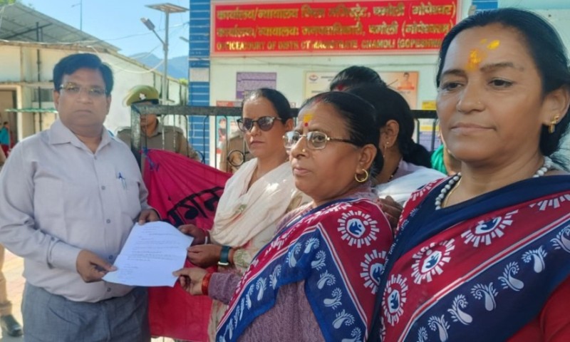 मानदेय बढ़ोतरी को सड़कों पर उतरी आंगनवाड़ी वर्कर