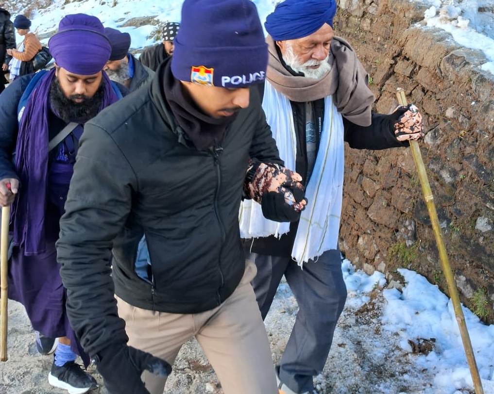 पाकिस्तानी श्रद्धालुओं के लिए पुलिस बनी सहारा