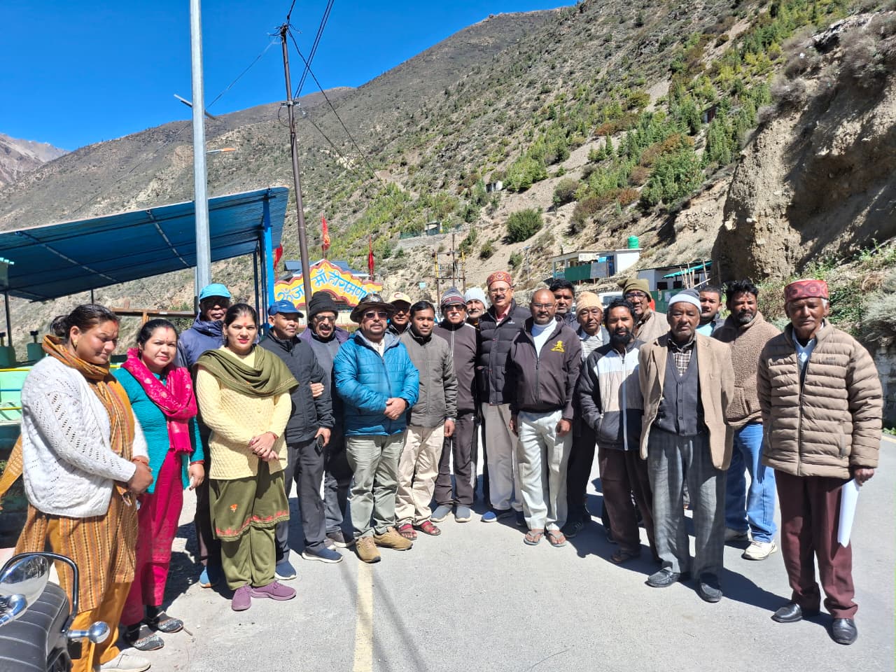 नीति घाटी के मलारी गांव में विद्युत उपभोक्ताओं की समस्याएं सुनी